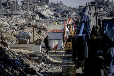 　１日、パレスチナ自治区ガザの難民キャンプで続くイスラエル人人質の遺体の捜索活動（ゲッティ＝共同）