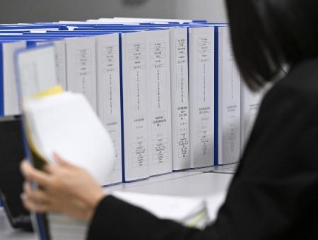 ２０２４年分の政治資金収支報告書をチェックする職員＝１１月、総務省
