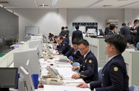 　報道機関に公開された東海道・山陽新幹線の第２総合指令所＝６日午前、大阪市内