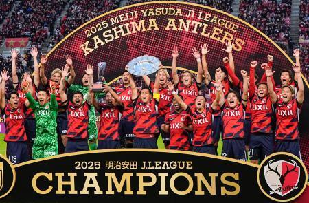 　サッカーＪ１で９年ぶり９度目の優勝を果たし、大喜びする鹿島の選手たち＝６日、メルカリスタジアム