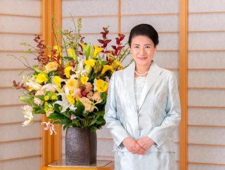 　６２歳の誕生日を迎えられた皇后さま＝皇居・御所（宮内庁提供）