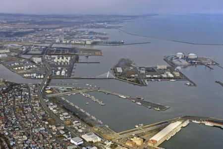 　８日深夜に強い揺れを観測した青森県八戸市の沿岸部。手前は八戸港＝９日