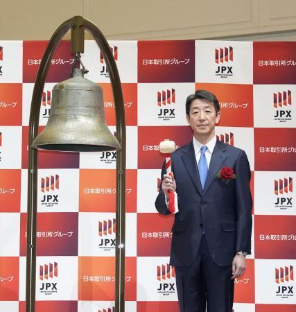 　東京証券取引所の最上位プライム市場に上場し、記念式典に出席したＳＢＩ新生銀行の川島克哉社長＝１７日午前、東京都中央区