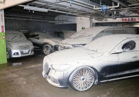 　「くすの木パーキング」の地下２階で水没し、乾いて白くなった泥に覆われた車＝９月１９日、三重県四日市市