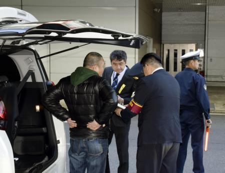 　羽田空港で白タクの取り締まりを行う警視庁の警察官ら＝２０１７年１２月