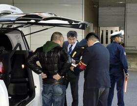 　羽田空港で白タクの取り締まりを行う警視庁の警察官ら＝２０１７年１２月