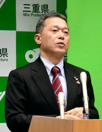 　記者会見で外国人の採用を取りやめる方向で検討を始めると表明した三重県の一見勝之知事＝２５日午前、三重県庁