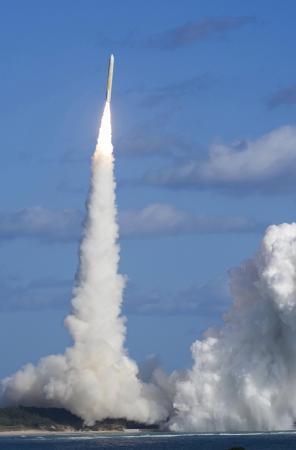 　鹿児島県の種子島宇宙センターから打ち上げられたＨ３ロケット８号機。衛星軌道投入には失敗した＝２２日