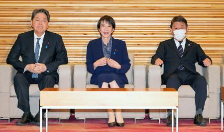 　閣議に臨む（左から）林総務相、高市首相、茂木外相＝２６日午前、首相官邸
