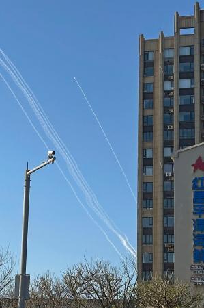 　台湾の対岸にある中国福建省福州市平潭から上空へ発射された複数の飛行体＝３０日（共同）