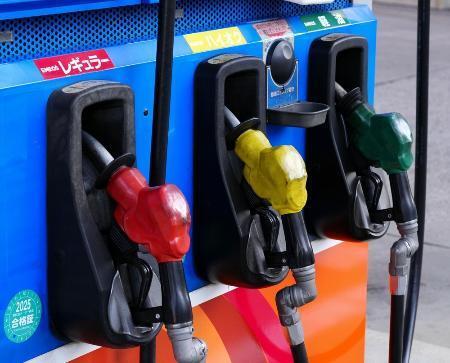 　ガソリンスタンドの給油ノズル＝東京都内