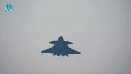 　飛行する中国軍の軍用機。同軍の東部戦区が２０２５年１２月３０日に台湾周辺での軍事演習の一場面として「微信（ウィーチャット）」の公式アカウントに投稿した（共同）