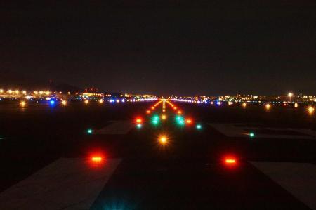 　滑走路状態表示灯の点灯イメージ（国交省提供）