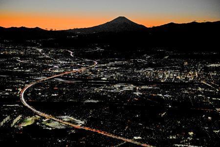 　Ｕターンラッシュがピークを迎え、東京方面（手前）へ向かう車で渋滞する東名高速道路。左下は海老名サービスエリア、奥は富士山＝３日午後５時２３分（共同通信社ヘリから）