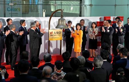 　東京証券取引所で開かれた大発会＝５日午前、東京・日本橋兜町