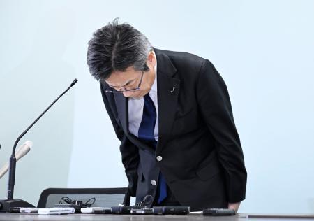 　浜岡原発の審査を巡る不適切事案について、臨時記者会見で謝罪する中部電力の林欣吾社長＝５日午後、名古屋市