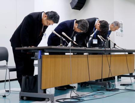 　謝罪する大分市教委の幹部ら＝９日午後、大分市役所