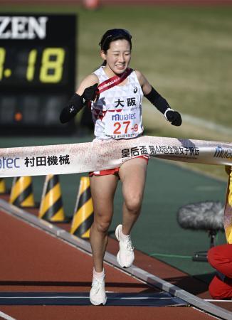　１位でゴールする大阪のアンカー逸見亜優。３大会ぶり５度目の優勝を果たした＝たけびしスタジアム京都