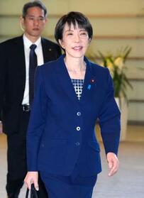 　首相官邸に入る高市首相＝９日