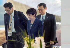 　９日、首相官邸に入る高市首相（中央）