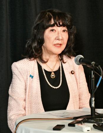 　重要鉱物に関する財務相会合後、記者会見する片山財務相＝１２日、米ワシントン（共同）