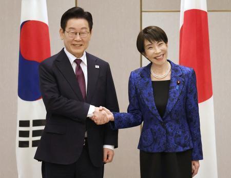 　首脳会談を前に、韓国の李在明大統領（左）と握手を交わす高市首相＝１３日午後、奈良市（代表撮影）