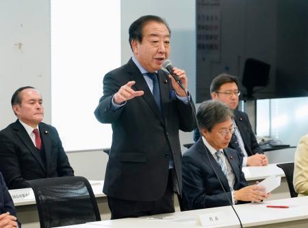 　立憲民主党の常任幹事会であいさつする野田代表（中央）＝１３日午後、国会