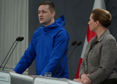 　デンマークのフレデリクセン首相（右）と共同記者会見に臨むにグリーンランド自治政府のニールセン首相＝１３日、コペンハーゲン（ロイター＝共同）