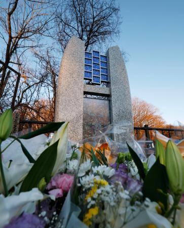 　スキーバス転落事故の現場近くに立つ「祈りの碑」＝１４日、長野県軽井沢町