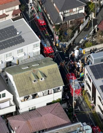 　２人が男に刺される事件があった東京都杉並区の現場付近＝１５日午前１１時５６分（共同通信社ヘリから）