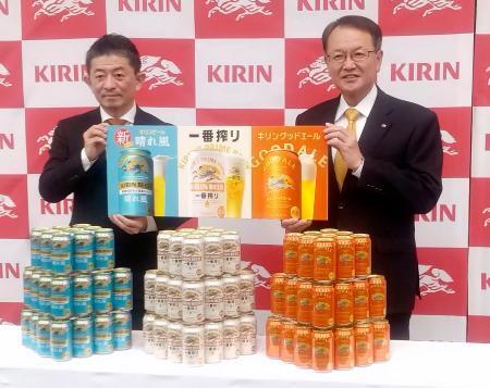 　酒税改正に合わせた戦略を発表したキリンビールの堀口英樹社長（右）＝１５日午後、東京都中央区