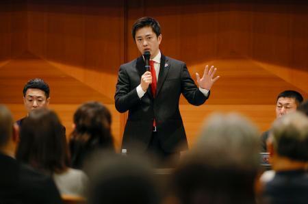 　所属地方議員らを集めた緊急会議であいさつする日本維新の会代表の吉村洋文大阪府知事＝１５日午後、大阪市中央区