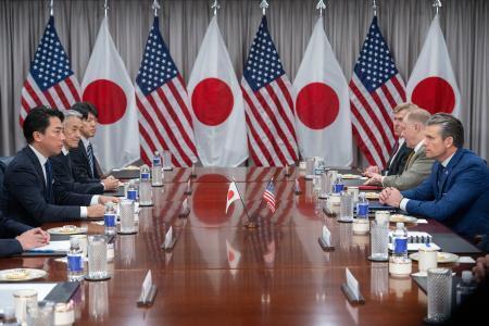 　１５日、米ワシントン近郊の国防総省で、ヘグセス国防長官（右手前）と会談する小泉進次郎防衛相（ＡＰ＝共同）