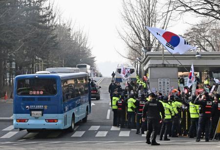 　１６日、ソウル中央地裁へ向かう、前大統領の尹錫悦被告を乗せたとみられる車両（共同）