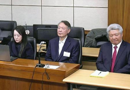 　ソウル中央地裁での判決公判に出廷した韓国の尹錫悦前大統領（中央）＝１６日（地裁提供・聯合＝共同）