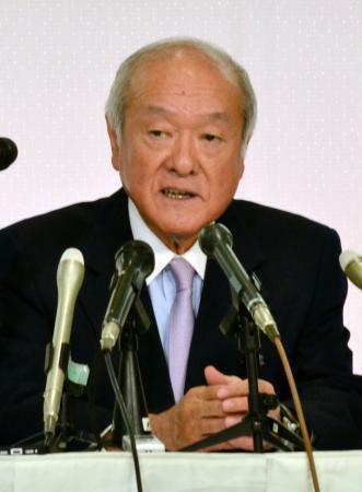 　記者会見する自民党の鈴木幹事長＝１７日午後、盛岡市
