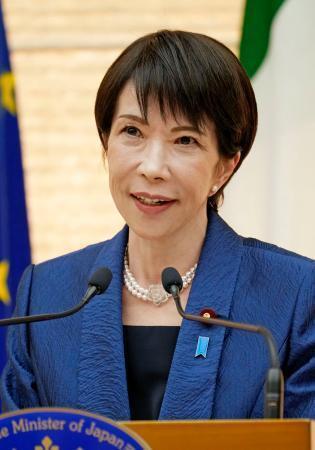 　イタリアのメローニ首相と共同記者発表する高市首相＝１６日午後、首相官邸