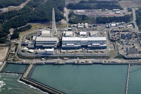 新潟県の東京電力柏崎刈羽原発の（左から）５、６、７号機＝２０２５年１１月７日（共同通信社機から）