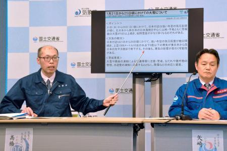　記者会見で大雪への警戒を呼びかける気象庁の担当者（左）＝１９日午後、気象庁