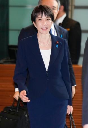 　首相官邸に入る高市首相＝２０日午前、首相官邸