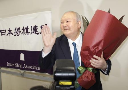 　２０１７年６月、現役引退の記者会見を終え、会場を後にする加藤一二三さん＝東京都渋谷区の将棋会館