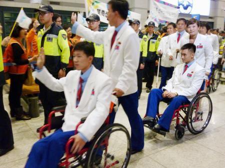 　２０１４年１０月、仁川アジアパラ大会参加のため、韓国・仁川国際空港に到着した北朝鮮選手団（共同）