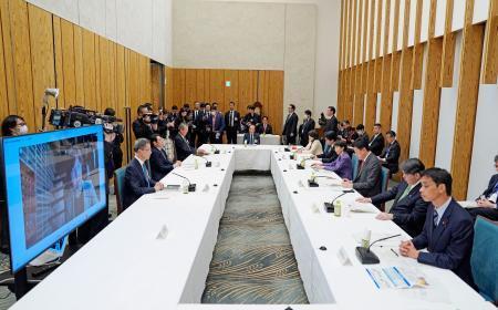 　首相官邸で開かれた経済財政諮問会議＝２２日夜