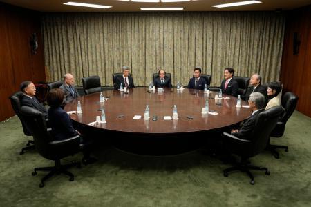 　金融政策決定会合に臨む日銀の植田総裁（中央）ら＝２３日午前