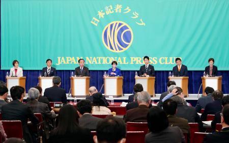 　日本記者クラブ主催の討論会に出席した与野党の７党首。（左から）共産党の田村委員長、国民民主党の玉木代表、中道改革連合の野田共同代表、自民党総裁の高市首相、日本維新の会の藤田共同代表、参政党の神谷代表、れいわ新選組の大石共同代表＝２６日午後、東京・内幸町の日本記者クラブ
