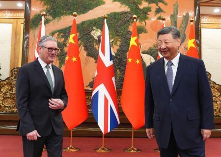 　会談に臨むスターマー英首相（左）と中国の習近平国家主席＝２９日、北京（ゲッティ＝共同）