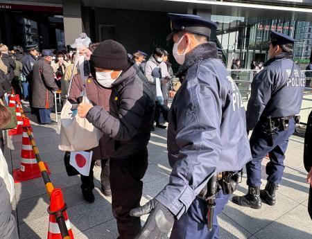 　自民党総裁の高市首相らの街頭演説会場で実施された金属探知機を使ったボディーチェック＝２７日、東京・秋葉原