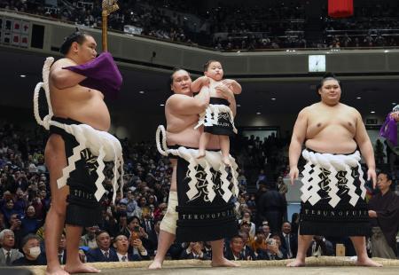 　引退相撲で長男照務甚ちゃんを連れて最後の土俵入りに臨む元横綱照ノ富士の伊勢ケ浜親方。太刀持ちは横綱豊昇龍、露払いは横綱大の里＝３１日、東京・両国国技館