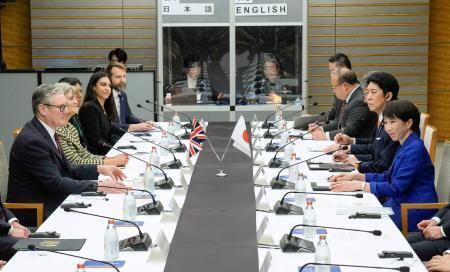 　会談する高市首相（右端）とスターマー英首相（左端）＝３１日夜、首相官邸