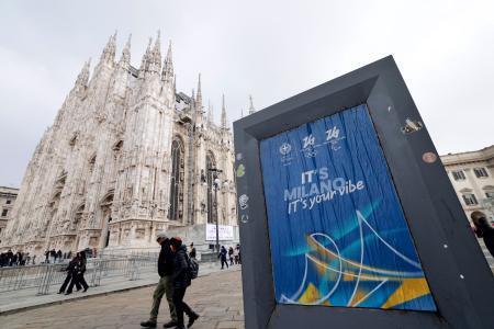 　イタリア・ミラノ中心部に掲示されたミラノ・コルティナ冬季五輪のポスター＝１月（共同）
